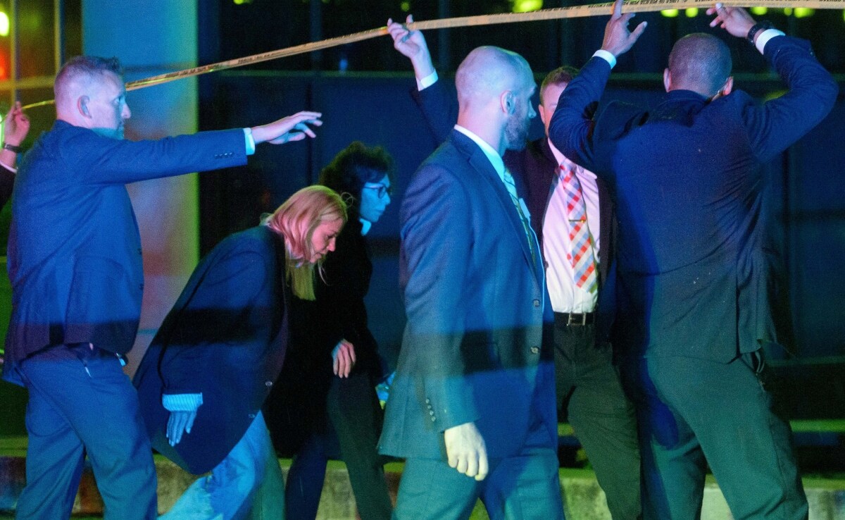 वॉशिंगटन में हुए हमले के बाद जांच पड़ताल करते अधिकारी. वॉशिंगटन में हुए हमले के बाद जांच पड़ताल करते अधिकारी.