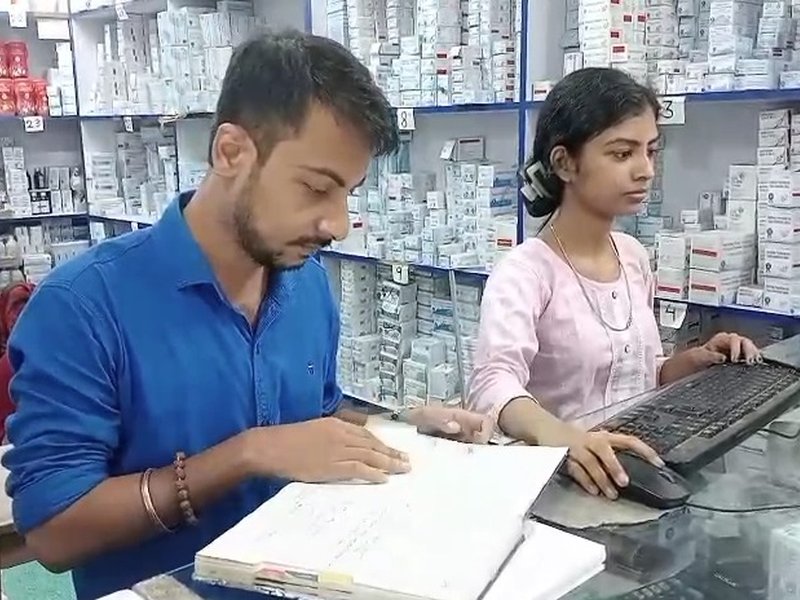 बंगाल : घोला के निवासियों को जन औषधि केंद्रों के माध्यम से मिल रहीं सस्ती दवाइयां