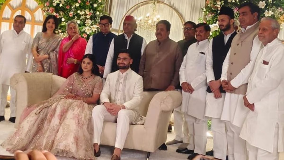 स्टेज पर पहुंचकर मेहमानों ने दी बधाई.