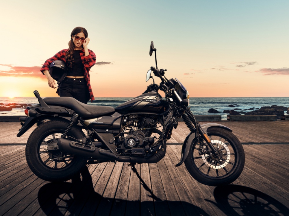 Bajaj Avenger 220 Street