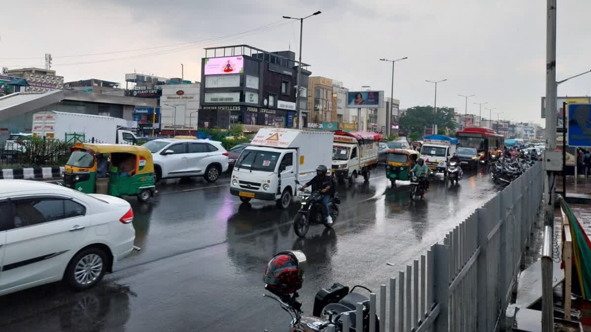 बारिश में वाहनों की प्रतीकात्मक तस्वीर