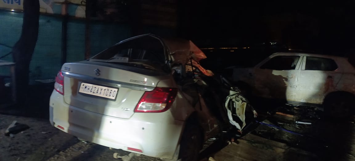 कार और पिकअप ट्रक के बीच टक्कर