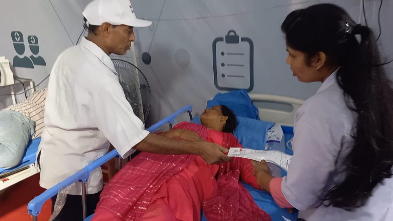 इलाज कराती महिला