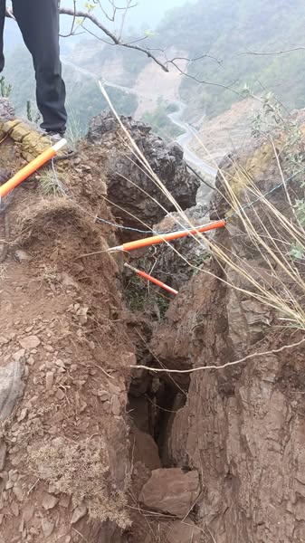 Cracks in Tota Valley