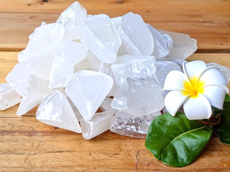 आपकी हेल्थ और ब्यूटी की साइलेंट हीरो है फिटकरी, जानें आयुर्वेदिक फायदे